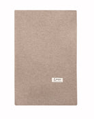 Det store naturfarvede cashmere tørklæde i mørk gråbeige ligger fladt.