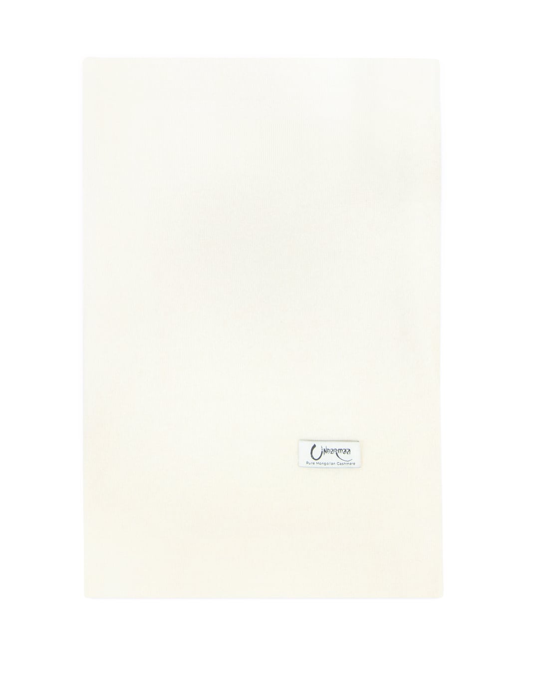 Det store naturfarvede cashmere tørklæde i hvid ligger fladt.