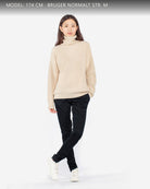 Kvinde iført Zaya turtleneck i Natural sand cashmere, set forfra.