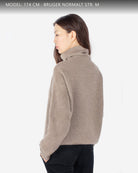 Kvinde iført Zaya turtleneck i Natural taupe cashmere, set bagfra.