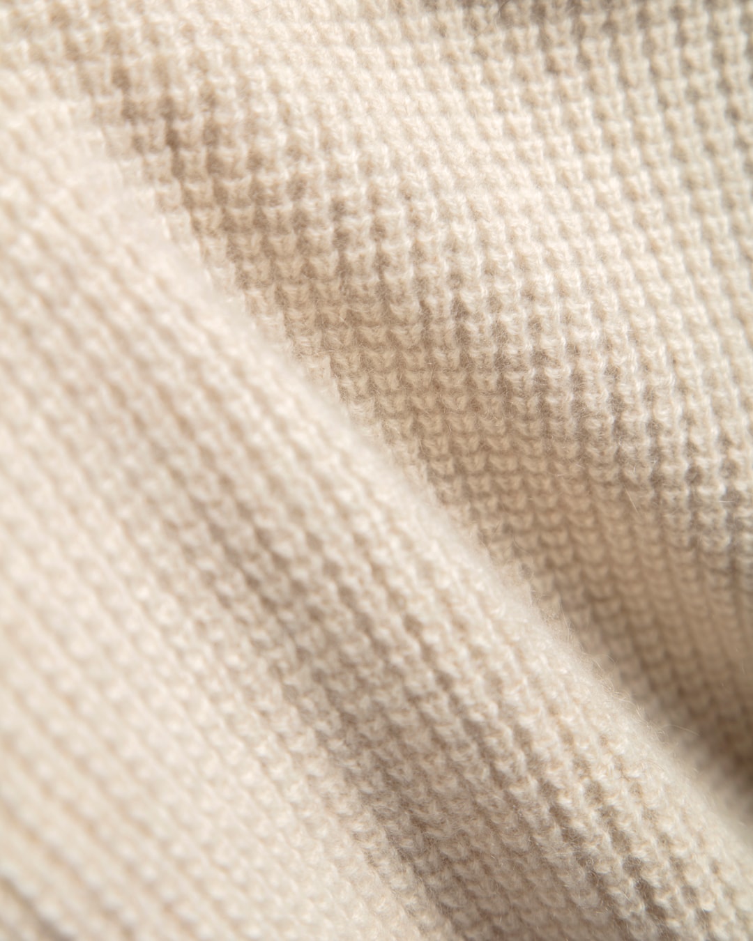 Nærbillede af strikstruktur, Zaya turtleneck i Natural sand.