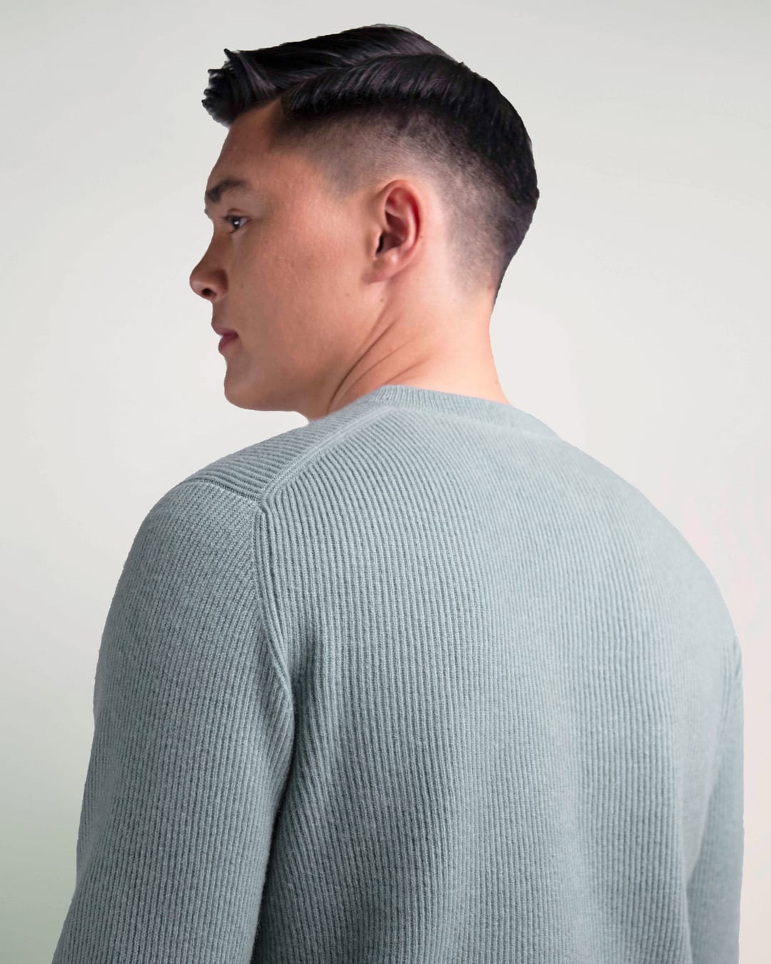 Model i Zorig sweater i cashmere, farve Beryl, set bagfra