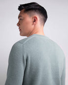 Model i Zorig sweater i cashmere, farve Beryl, set bagfra