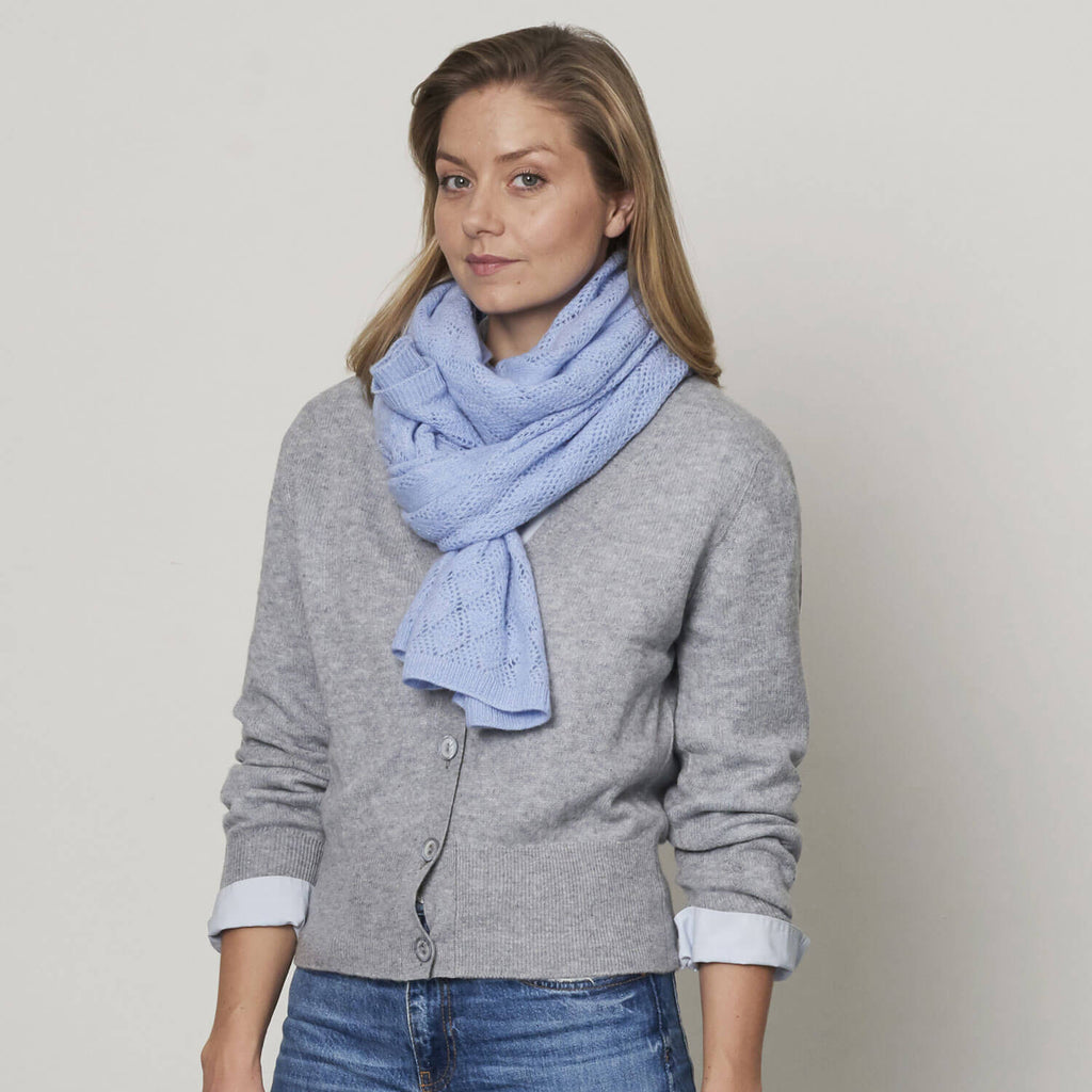 Model med lys grå cashmere cardigan med V-udskæring, stylet med lyseblåt cashmere tørklæde