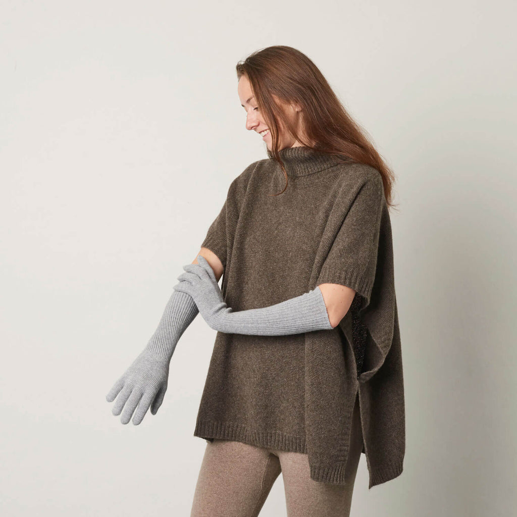 Model viser lange cashmere handsker i lys grå