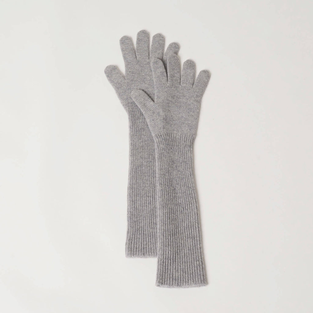 Lange cashmere handsker i en lys grå farve.