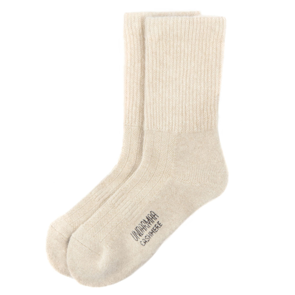 Nærbillede af lys beige cashmere sokker fra Undarmaa, fremviser den fine strik og naturlige farve.