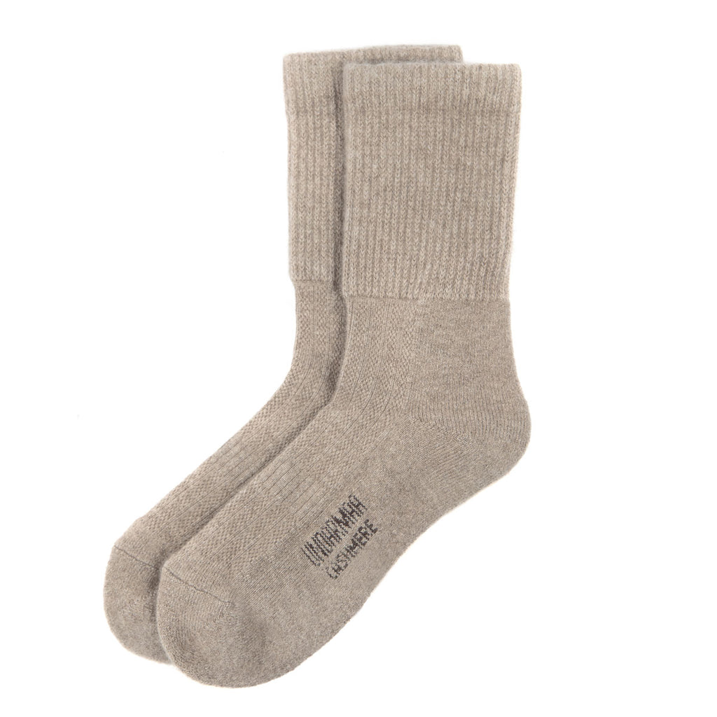 Nærbillede af mørk gråbeige cashmere sokker fra Undarmaa, fremviser den fine strik og naturlige farve.