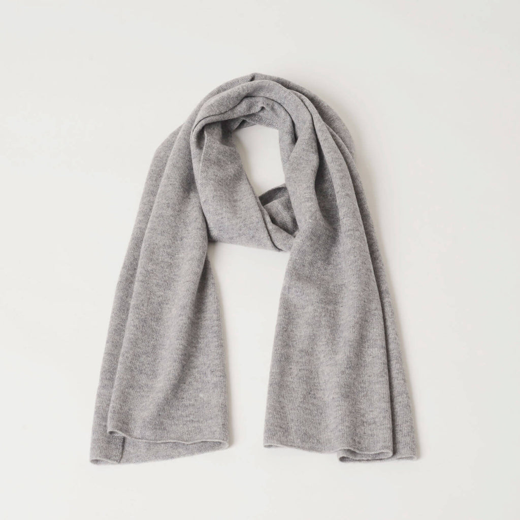 Undarmaa's lette cashmere tørklæde i lys grå