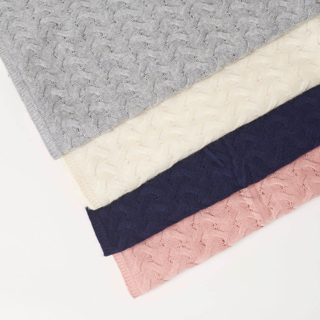 Undarmaa's mønsterstrikkede cashmere tørklæde i lys grå, hvid, marineblå og rosa 