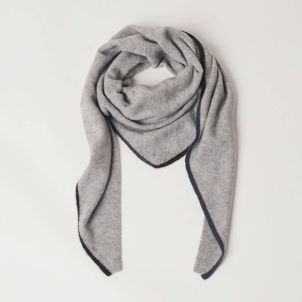 Trekantet cashmere tørklæde i grå med kontrastkant, draperet elegant.