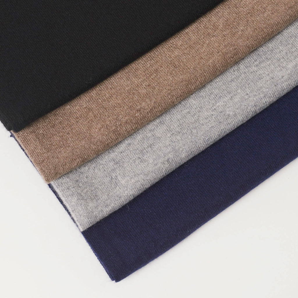 Undarmaa's lette cashmere tørklæder i mørk gråbeige, lys grå, sort og marineblå