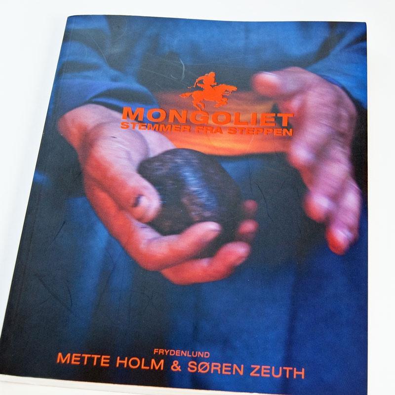 Omslag til bogen "Stemmer fra Steppen", skrevet af Mette Holm og gennemillustreret med fotos af Søren Zeuth.