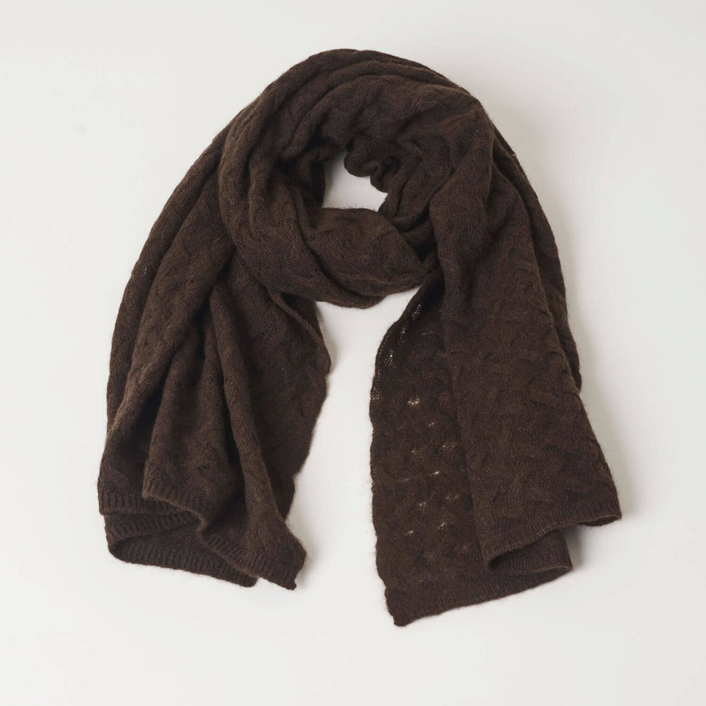 Det mønsterstrikkede yakuld tørklæde i mørkebrun naturfarve.