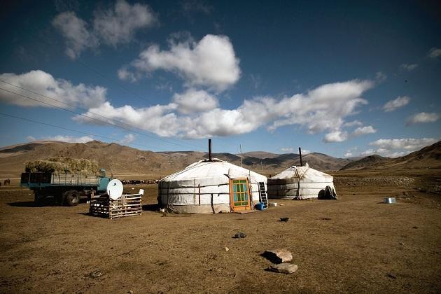 Foto fra bogen "Stemmer fra steppen", der viser 2 ger som er nomadernes traditionelle filttelte.